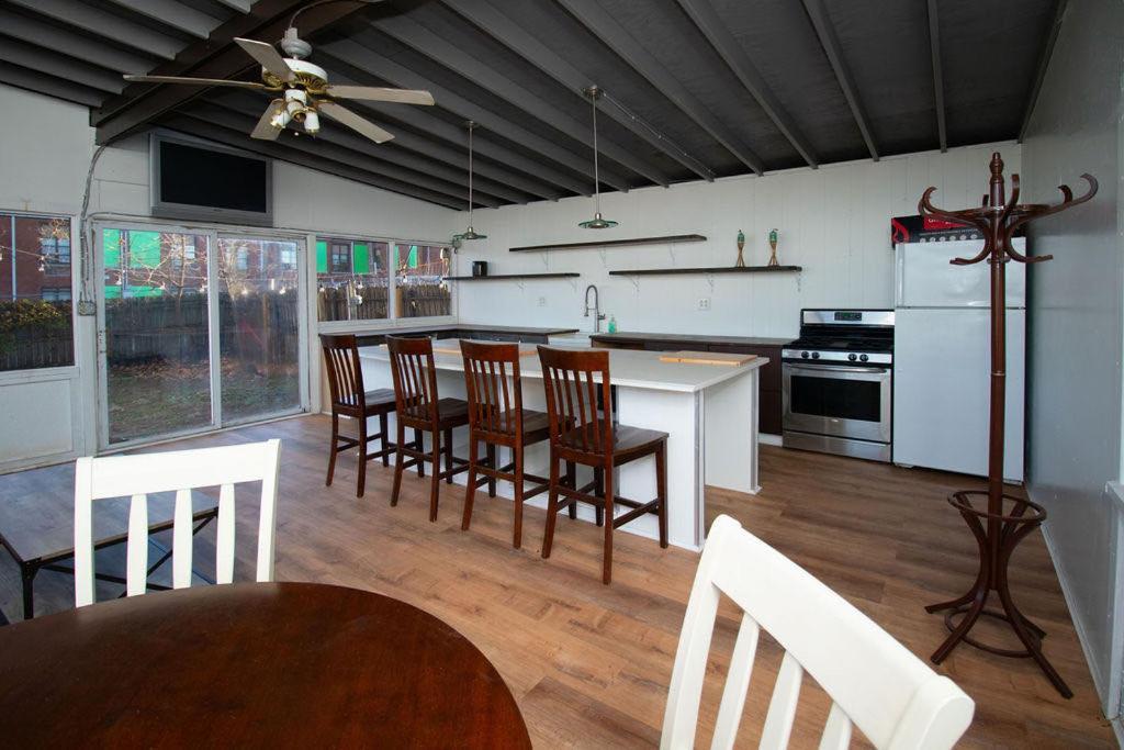 Quiet, Gated Oasis Near Downtown Apartment