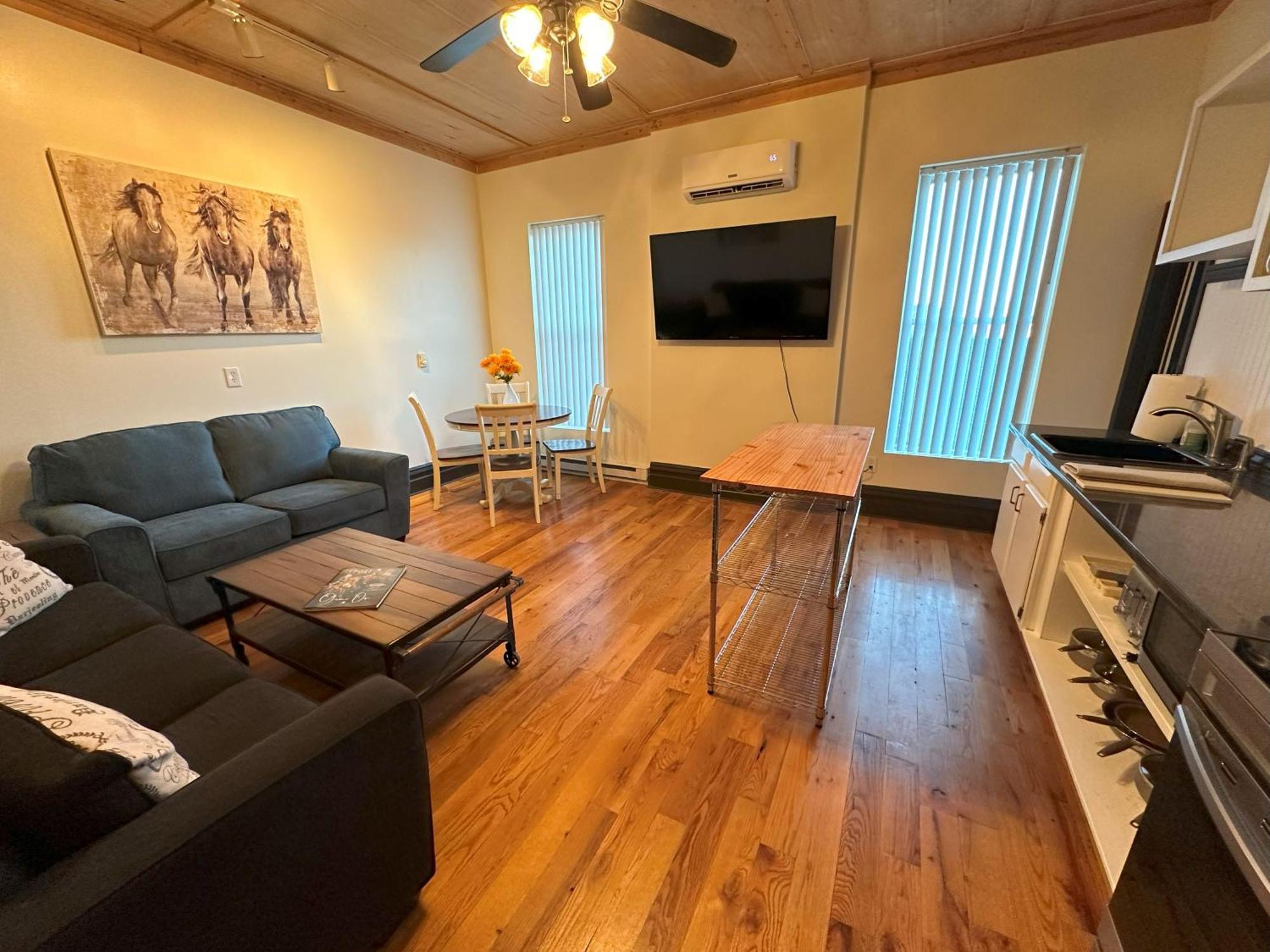 Apartment Quiet, Gated Oasis Near Downtown