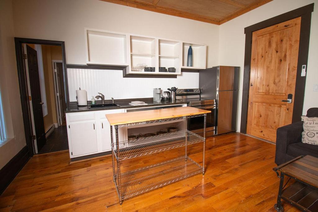 Quiet, Gated Oasis Near Downtown Apartment Lexington