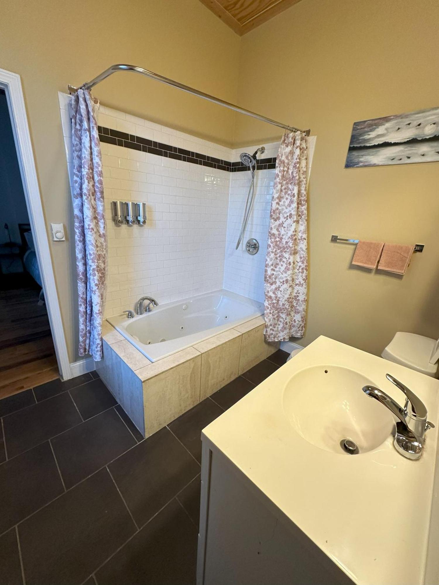 Apartment Quiet, Gated Oasis Near Downtown *