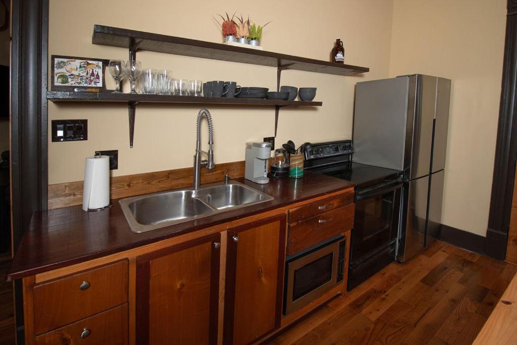 Apartment Quiet, Gated Oasis Near Downtown *