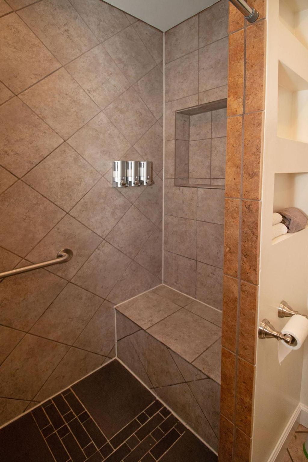 Apartment Quiet, Gated Oasis Near Downtown *