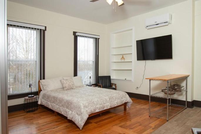 Apartment Quiet, Gated Oasis Near Downtown