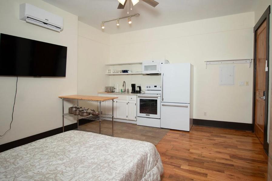 Apartment Quiet, Gated Oasis Near Downtown *